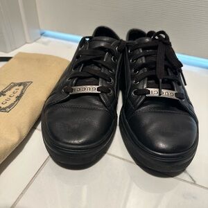 Used women gucci sneakers black